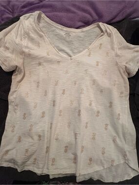 Old Navy Off White/Cream w/ Gold Pineapples Everywear V-Neck Tee - XL